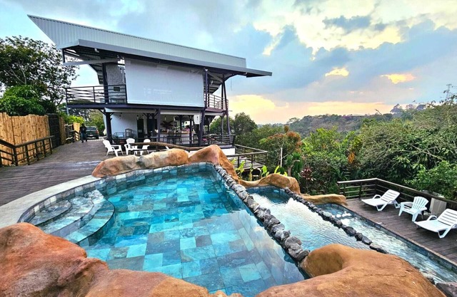 Charming 1-bedroom chalet in lush Poas with cascading pools & raw nature WiFi