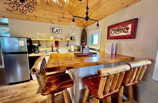 Charming 1-Bedroom Cottage with wood-burning fireplace