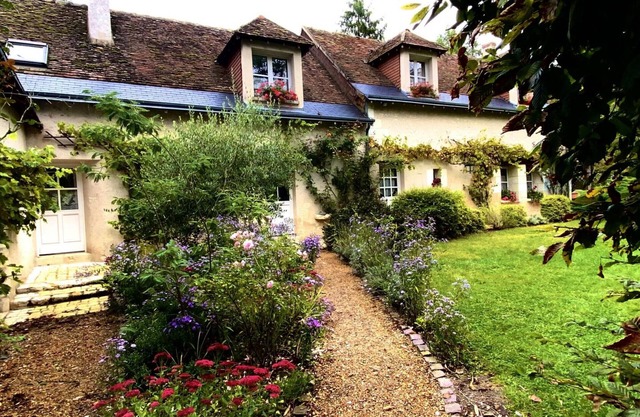 Charming 18th Century Farmhouse: Tranquil Retreat, Loire Castles Nearby, Family-Friendly Amenities