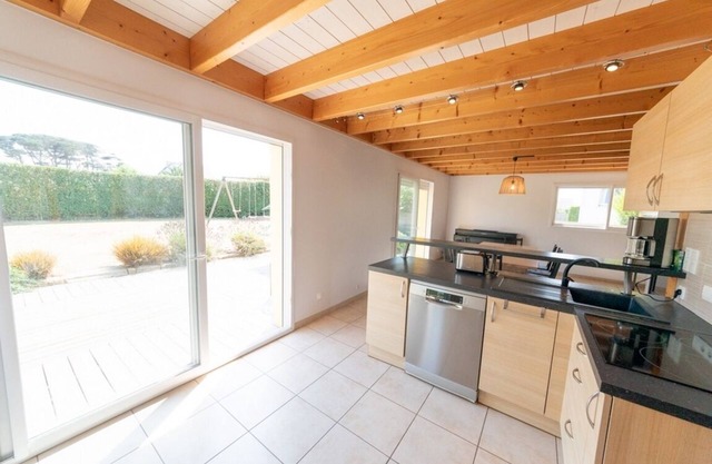 Charming 10-person gîte with SPA, 700 metres from the beach!