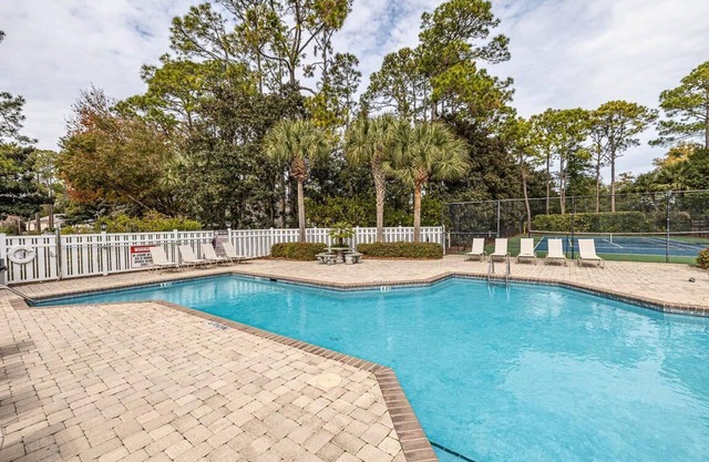 Charming 2/2 condo close to the beach and shopping! WiFi, fitness, tennis,pool.