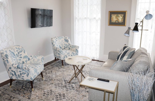 Charming 2 BD w/Balcony, 1 Block off St. Charles