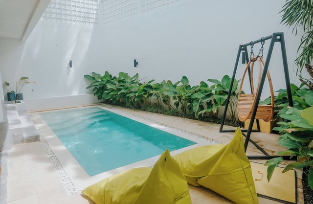 Charming 2-bedroom villa with AC, WiFi & Private Pool in Kuta Lombok