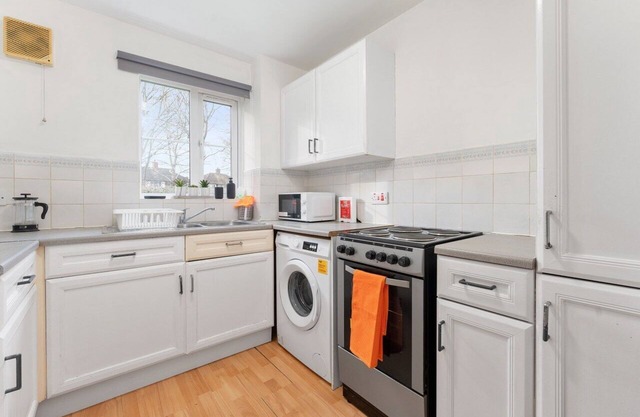 Charming 2-Bed Apartment in Hackbridge