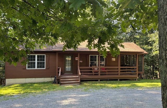 Charming 2-bedroom cabin upstairs only Wifi , AC in tranquil Berkeley Springs