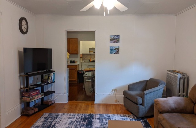 Charming 2 bedroom apartment in Calumet's Historic district!