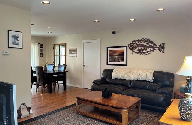 Charming 2-bedrm. cottage 5 min from the beach!n Mid-term Rental-30 day min.