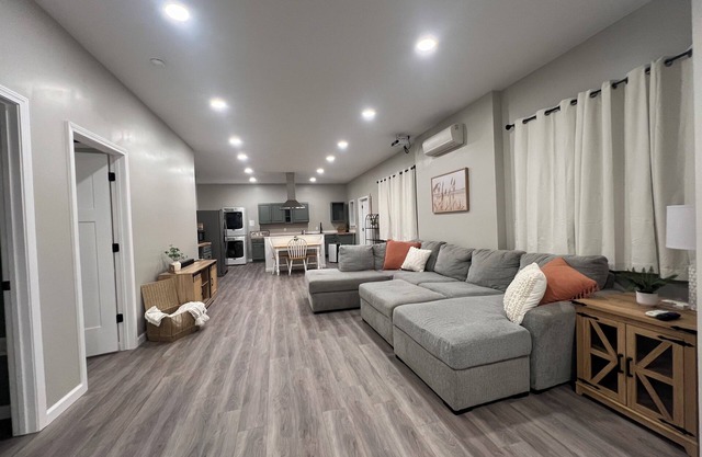 Charming 2-bedroom apartment in lovely Hendersonville with AC, WiFi