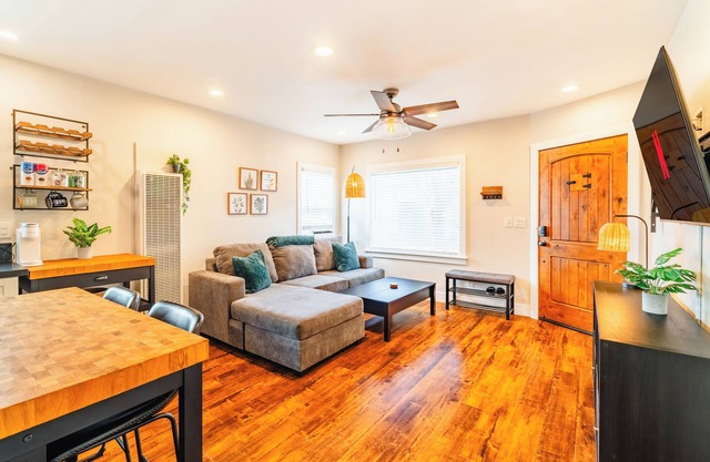 Charming 2-Bedroom apartment/10-min walk to the Beach/Parking Stall/AC