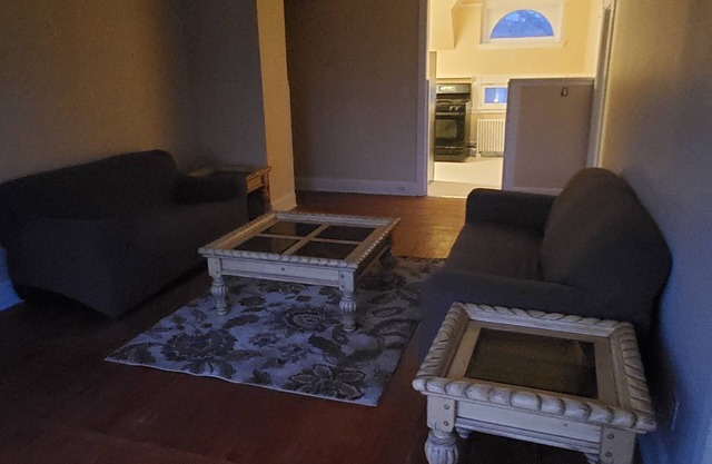 Charming 2-bedroom apartment in nice Historic Plainfield with WiFi, AC.