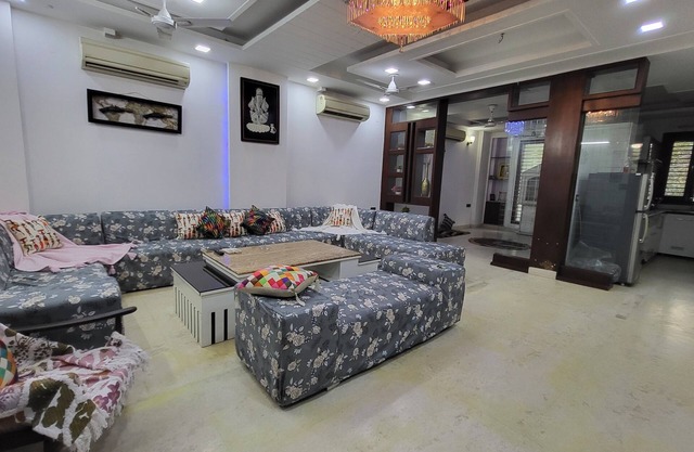 Charming 2-bedroom apartment with AC, WiFi in enchanting Lok Vihar, Delhi