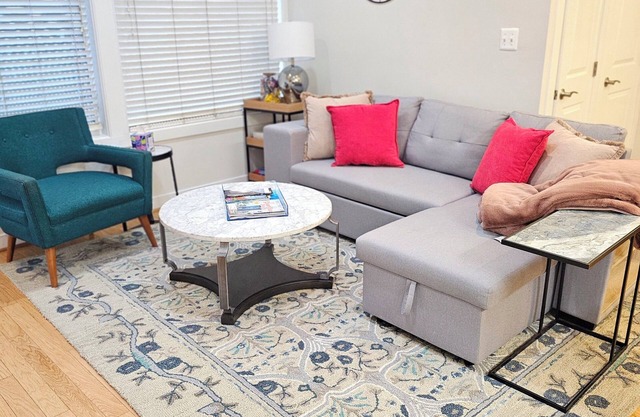 Charming 2-bedroom bed & breakfast condo in fabulous Washington with WiFi, AC