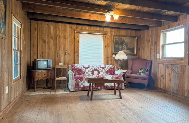 Charming 2-bedroom cabin in Clarkrange