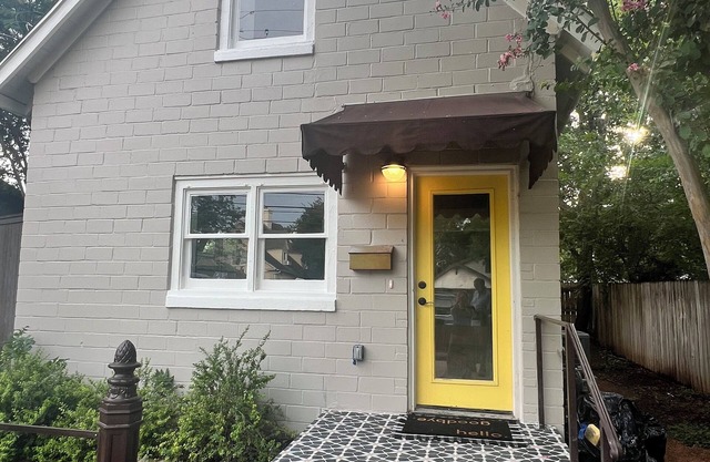 Charming 2-bedroom cottage on the Square in Georgetown