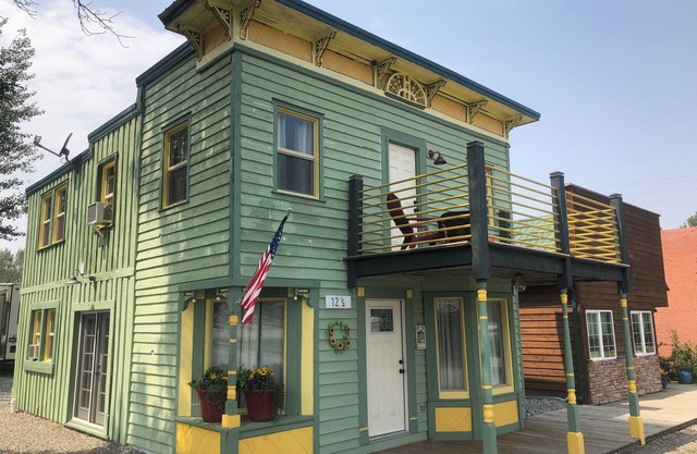 Charming 2-bedroom cottage in lovely Reed Point with WiFi, AC
