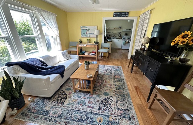 Charming 2-bedroom cottage steps to downtown Three Oaks, short drive to beaches