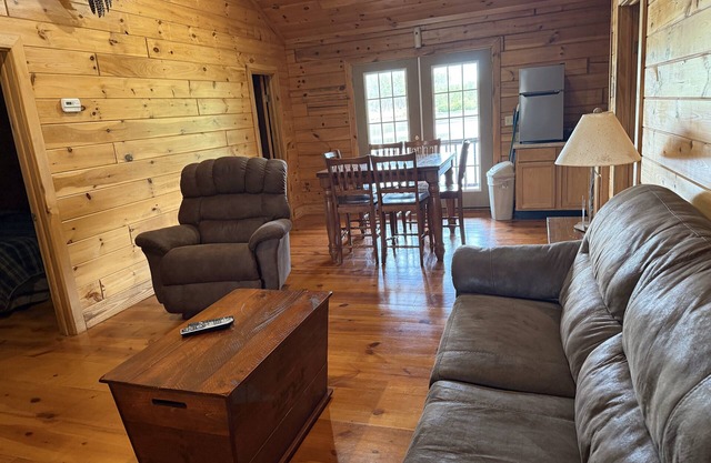 Charming 2-bedroom cabin with AC and WiFi in delightful Twin City, GA.
