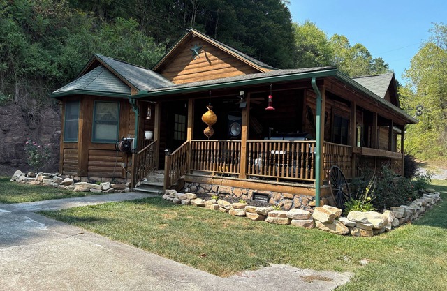 Charming 2-bedroom cabin with WiFi, AC in peaceful Pipestem