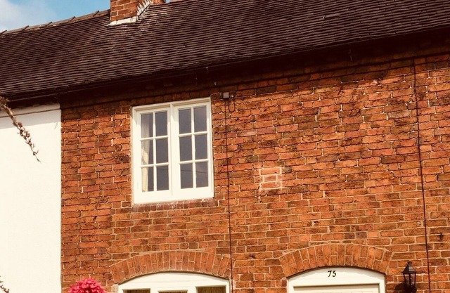 Charming 2 Bedroom Character Cottage - sleeps 4 people