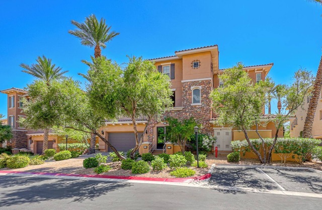 Charming 2-bedroom condo in terrific Henderson with AC