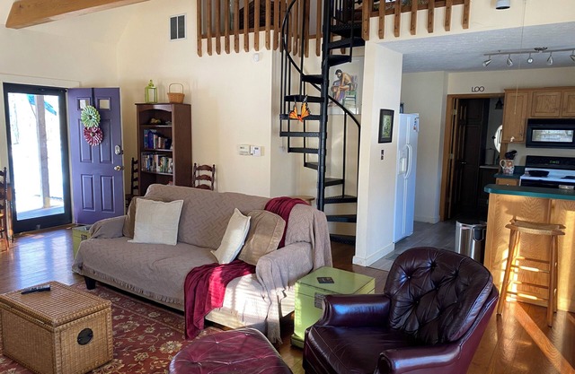 Charming 2-bedroom cottage with WiFi, AC in wonderful New Pekin