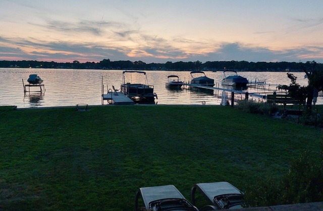 Charming 2-bedroom cottage "on Simonton Lake" in delightful Elkhart with WiFi