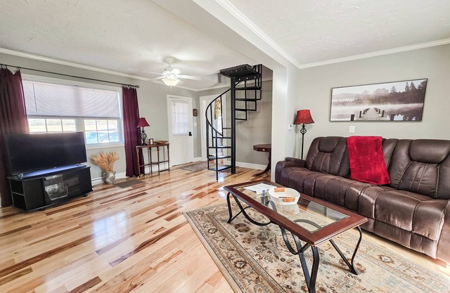 Charming 2-bedroom farmhouse in peaceful Cameron horse farm with WiFi.