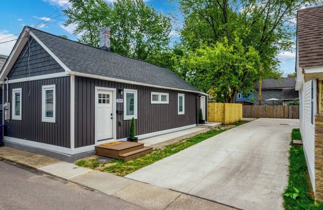 Charming 2-bedroom house in enchanting Cleveland with AC, WiFi 3219