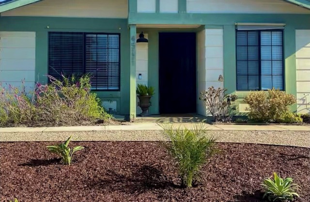 Charming 2-bedroom house with WiFi, AC in welcoming Oceanside
