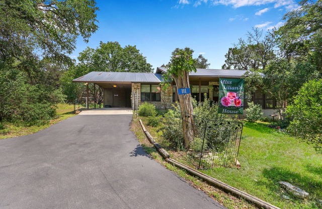 Charming 2 bedroom house in the heart of Downtown Wimberley! Walk to the Square!