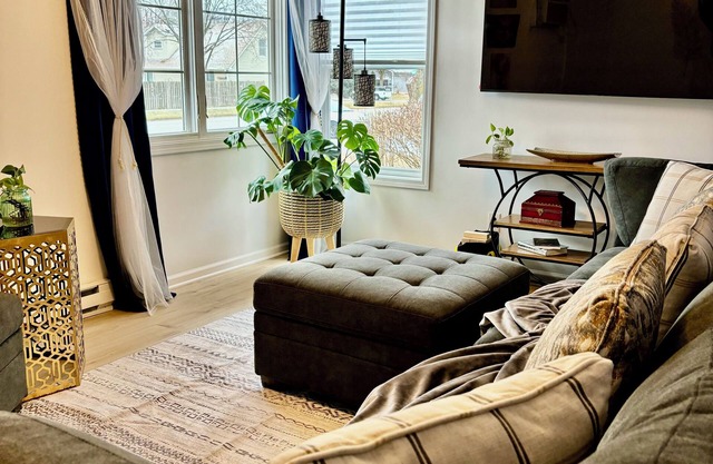 Charming 2-bedroom house with Feather Theme , WiFi in excellent Aurora