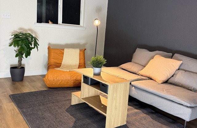 Charming 2-bedroom house in beautiful Austin with WiFi and AC
