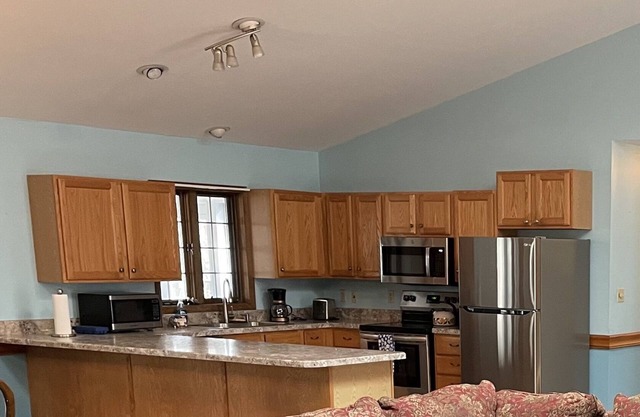 Charming 2-bedroom house in Geneva near wineries, Spire and local attractions