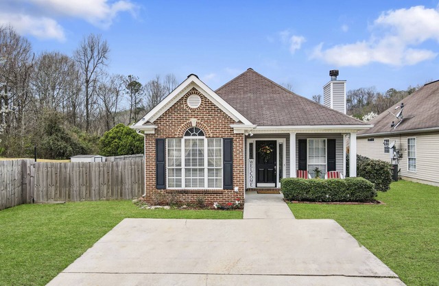 Charming 2-bedroom house in adorable Pelham with WiFi, AC