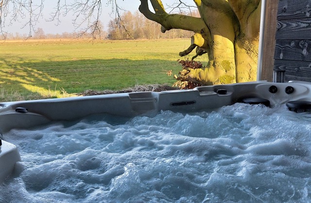 Charming 2-bedroom cottage with jacuzzi! (optional) With AC, WiFi