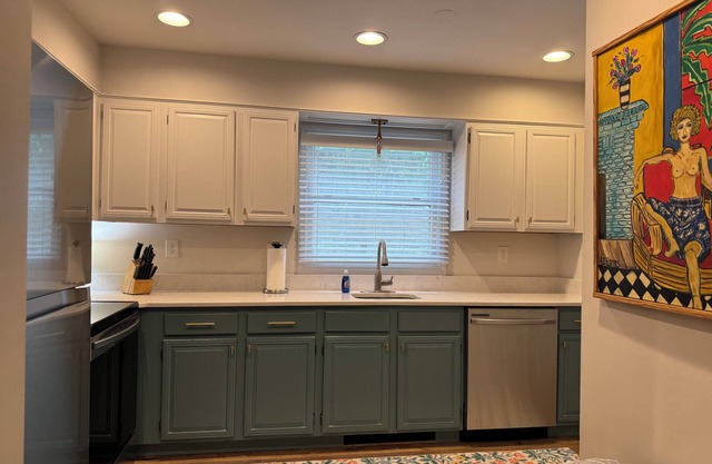 Charming 2-bedroom renovated townhome in Highlands. One mile from Main Street.