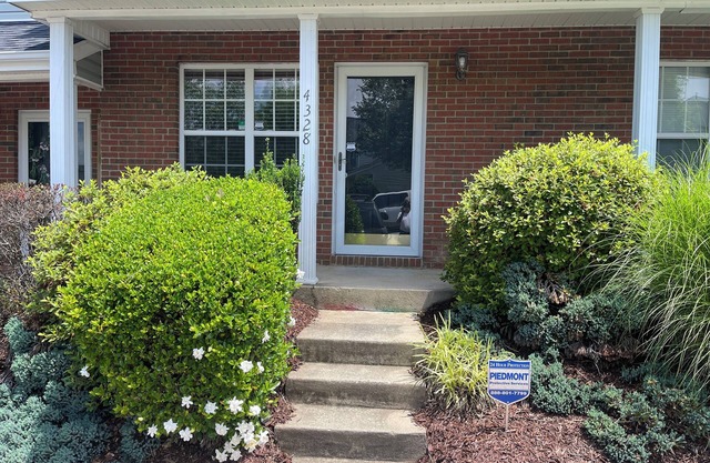 Charming 2-bedroom townhome with AC, WiFi in lovely Greensboro