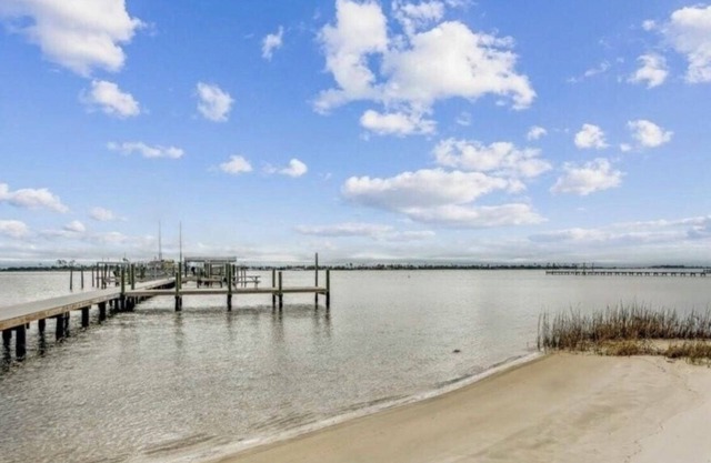 Charming 2-bedroom townhome with sound access, pool and grill