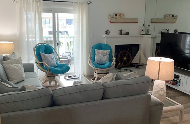 Charming 2-bedroom townhome with bay front views in delightful Ocean City
