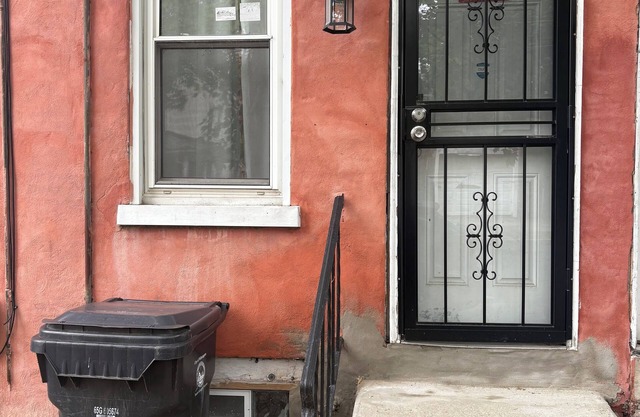 Charming 2-bedroom townhome with WiFi and AC in Wilmington close to riverfront.