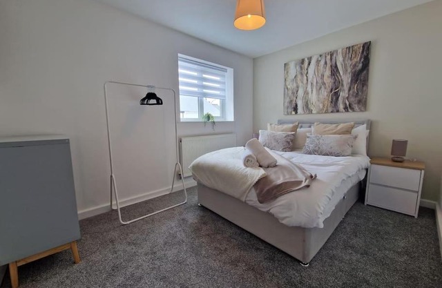 Charming 2 BedRoom Tredegar Gem. Sleeps 4