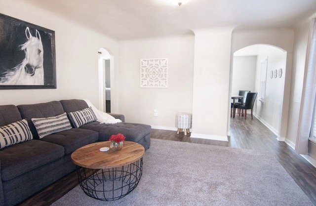 Charming 2 Bedroom Unit in a Triplex in Downtown Pullman.