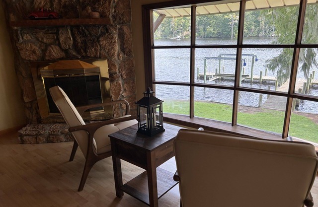 Charming 2-bedroom Waterfront House with private boat slip on Blount's Creek