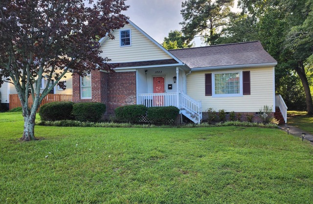 Charming 2-bedroom bungalow in central serene Fayetteville with AC