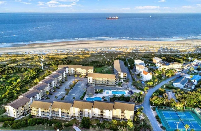 Charming 2-bedroom condo in lovely Tybee Island with Beach Access and Pool