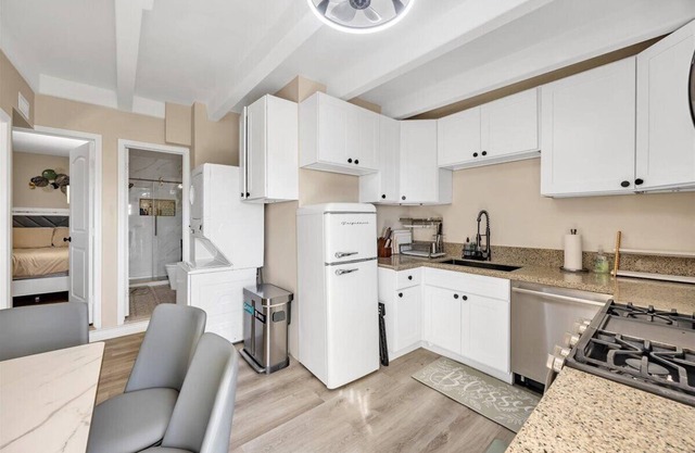 Charming 2-bedroom studio in Westminster with AC, WiFi. Enjoy your stay!