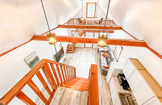 Charming 2-bedroom VIP cottage in delightful Pulaski. 1.9 mi away from river