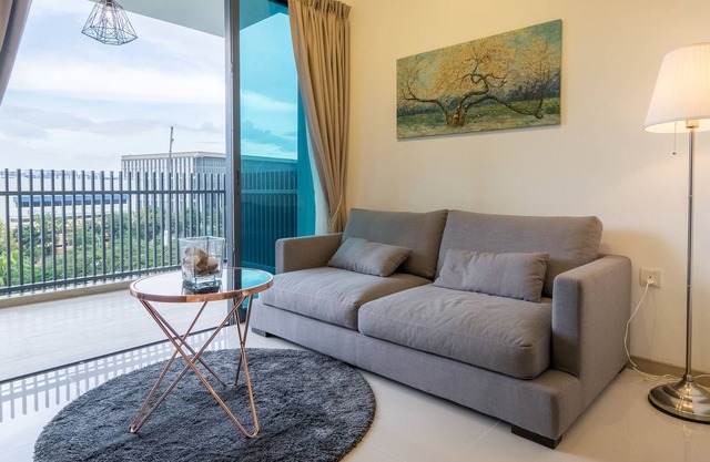 CHARMING 2 BR IN GATEWAY DRIVE, JURONG EAST