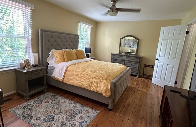 Charming 2 levels guest unit in a house in amazing lake ridge area.