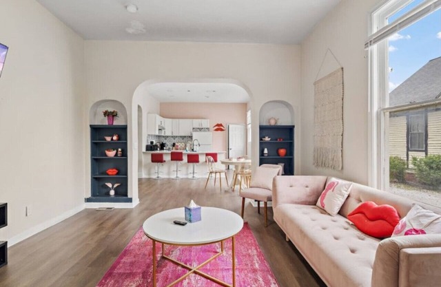Charming 2BR Apartment | Ideal Central Location